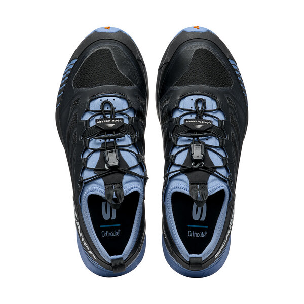 Sapatilhas esportivas pretas e azuis com fecho por cordão ajustável