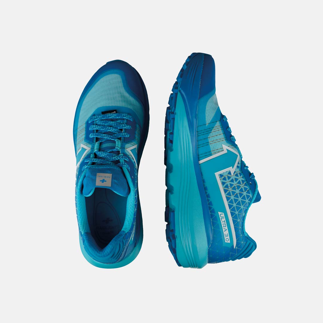 Tênis de corrida azul e azul claro com sola grossa