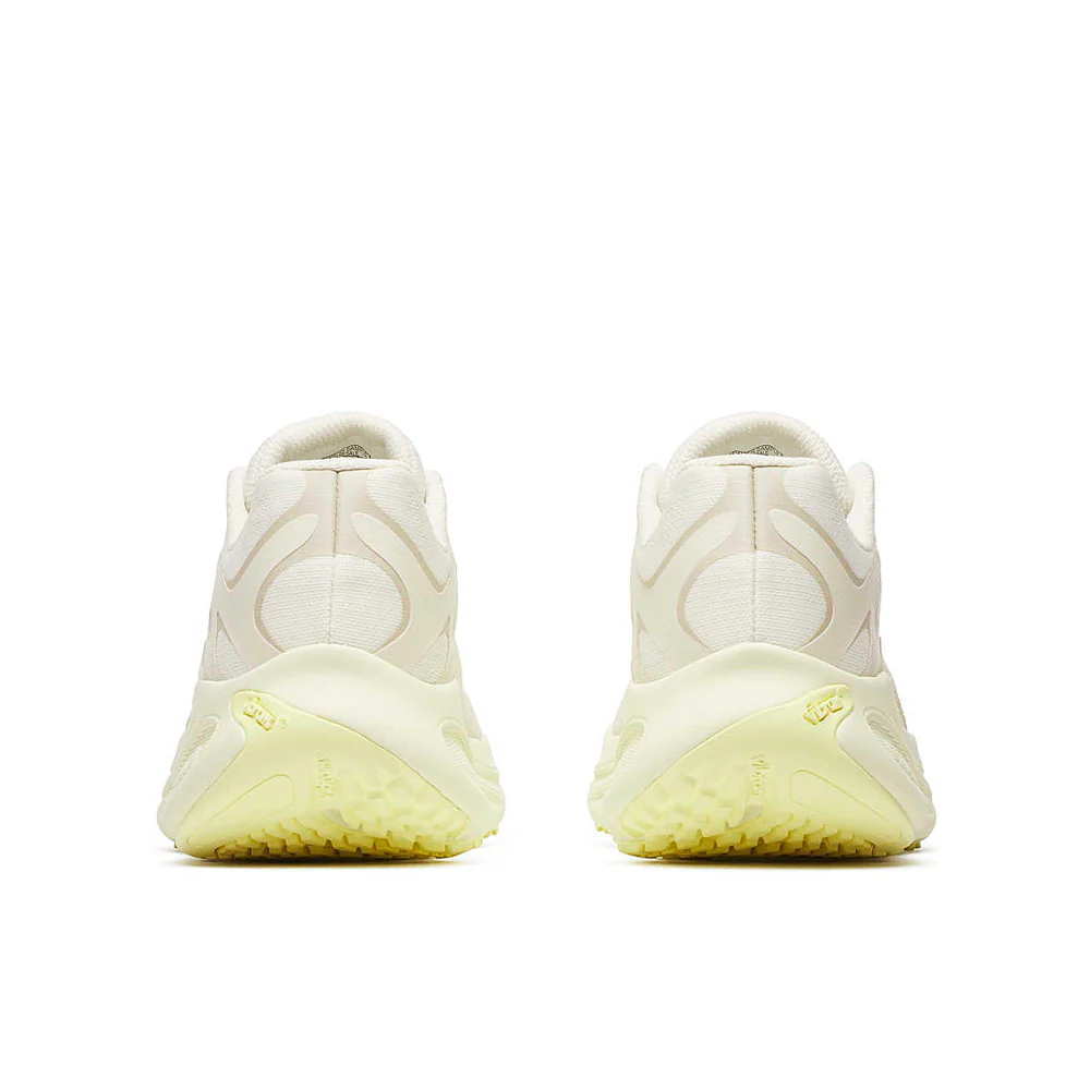 Sapatilhas desportivas brancas e creme com sola amarela vista de trás