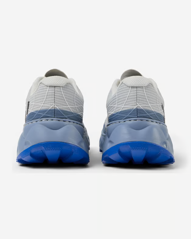 Ténis desportivos cinzentos com sola azul vistos de trás