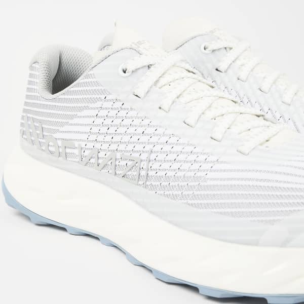 Ténis de corrida brancos New Balance, tecido de malha e sola grossa branca