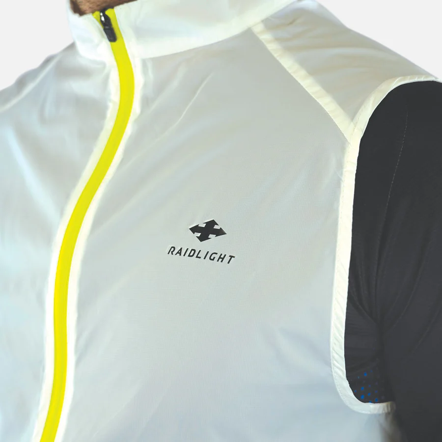 Colete desportivo branco com zíper amarelo e logo RAIDLIGHT no peito