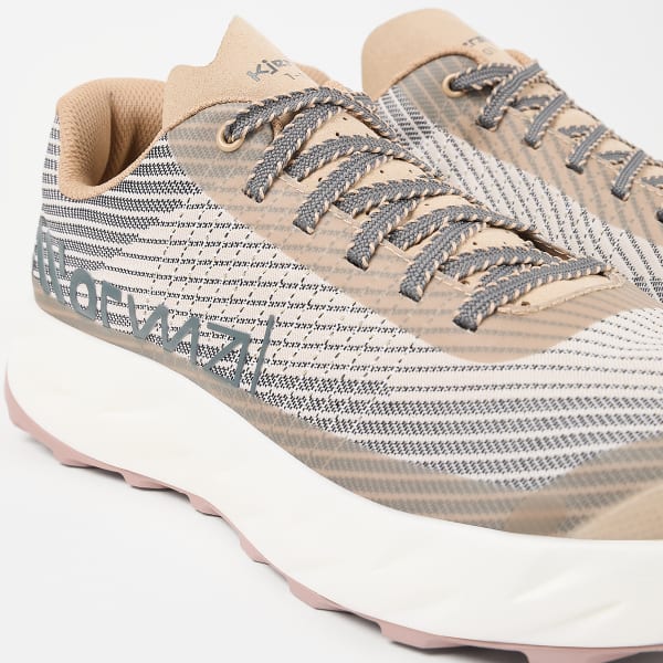 Ténis desportivos bege e cinza com padrão listrado e atacadores cinza