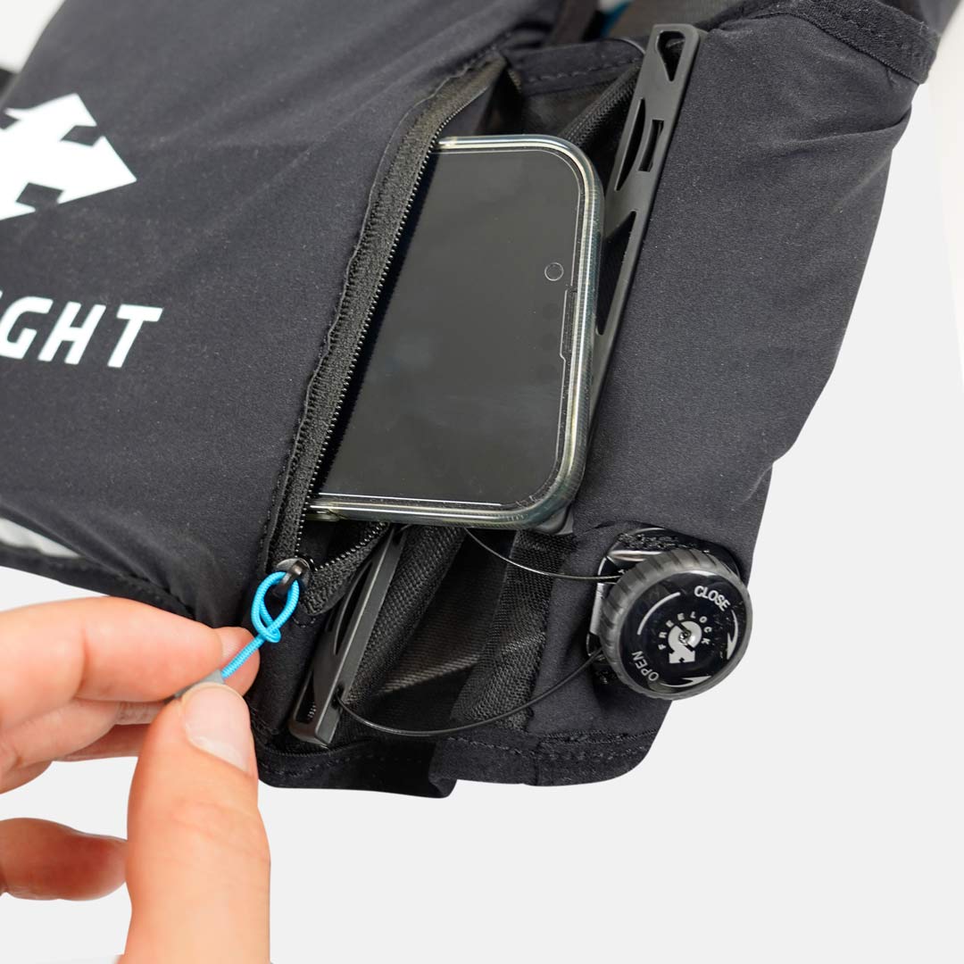 Bolsa preta com smartphone e dispositivo redondo negro com texto CLOSE