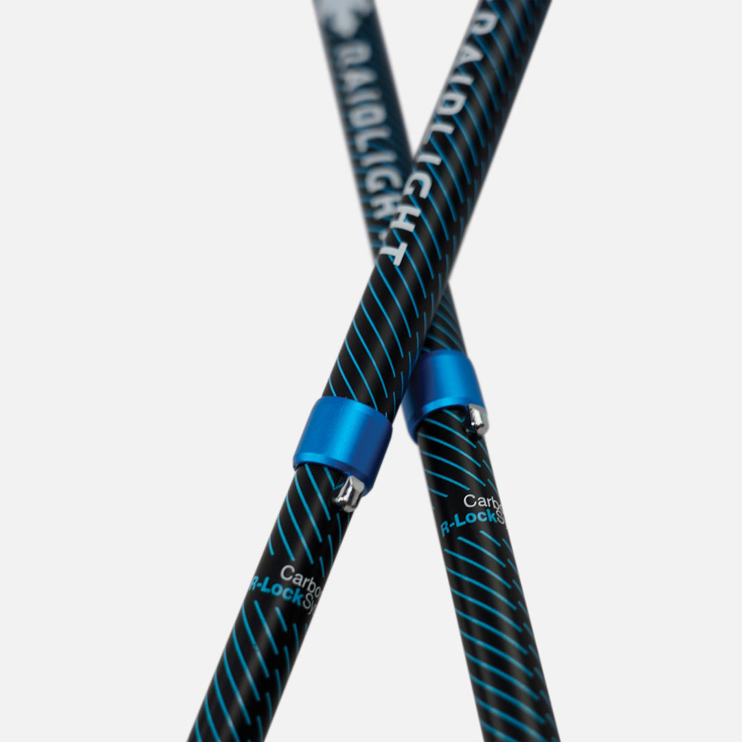 Dois bastões de caminhada pretos com riscas azuis e anéis azuis metálicos.