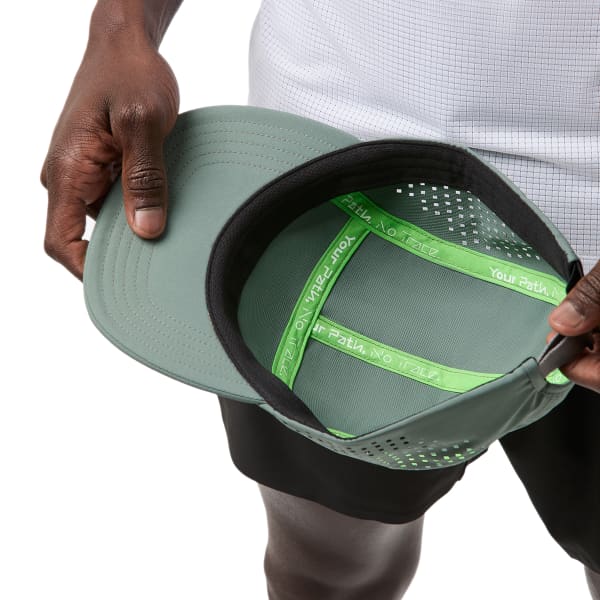 Boné verde-acinzentado com aba curva e interior com texto 'YOUR PATH, NO TRAIL'