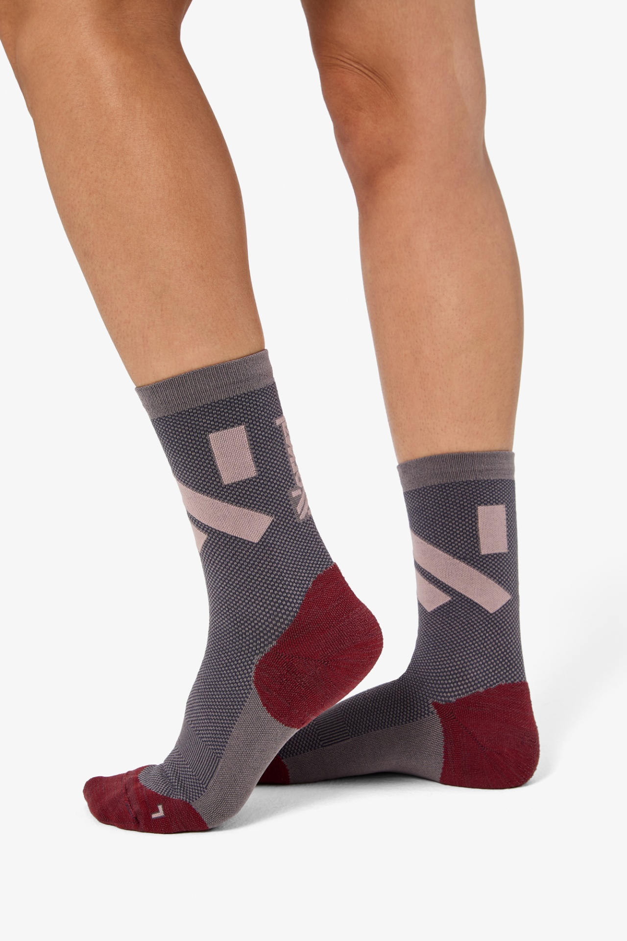 Meias cinzentas com detalhes em bordo e rosa claro usadas