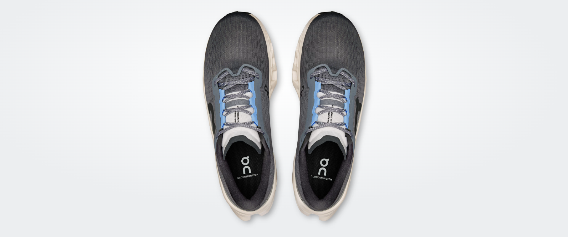 Par de sapatilhas desportivas cinzentas e azuis com sola branca