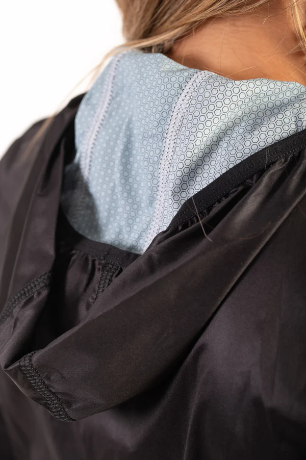 Capuz preto com interior cinzento de padrão hexagonal