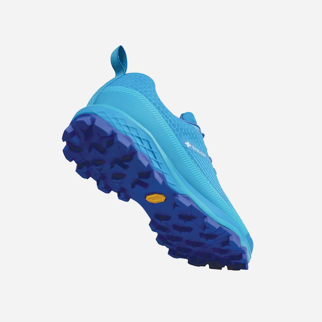 Sapatilha desportiva azul clara com sola azul escura vista de baixo e de lado