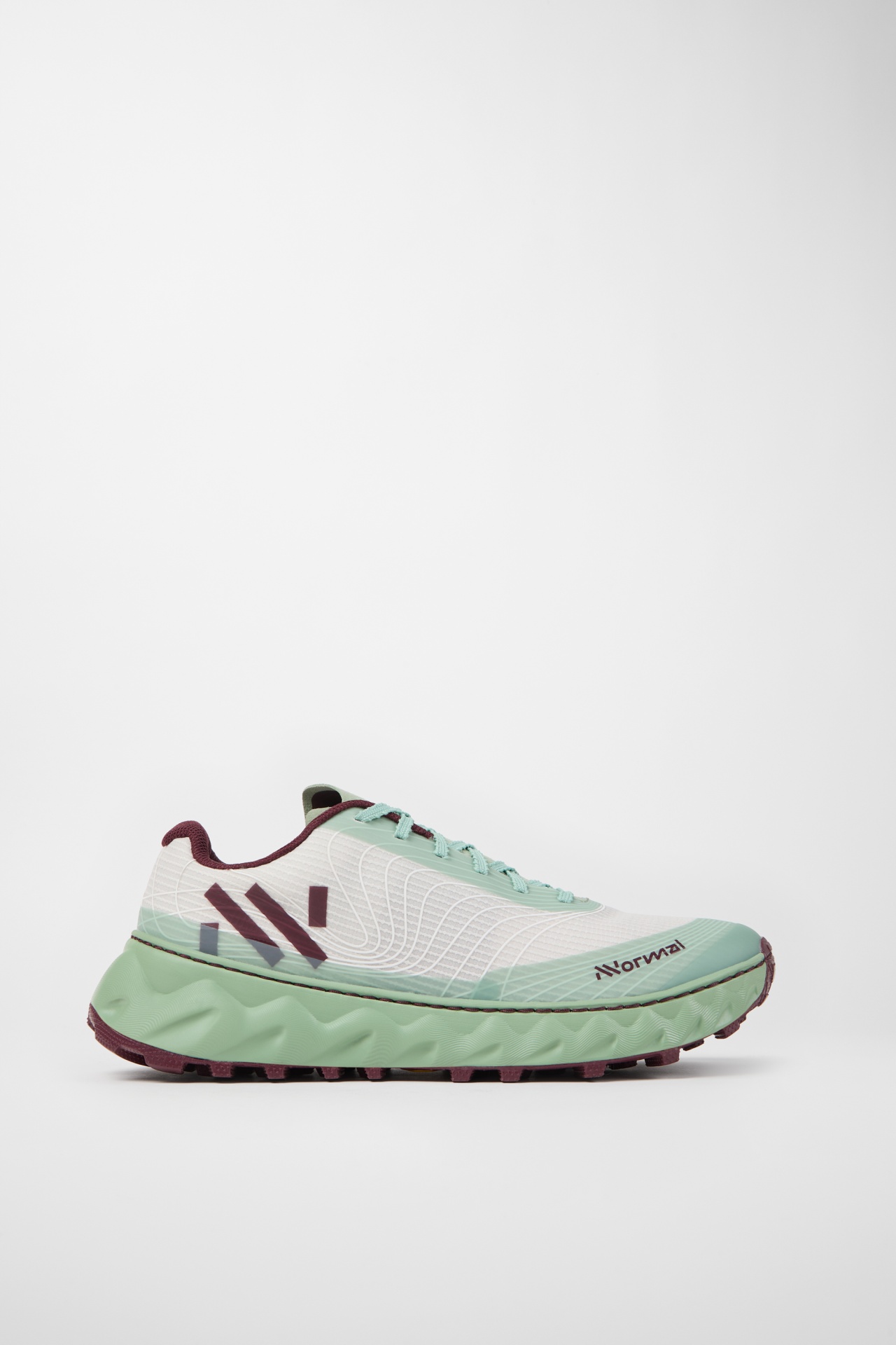 Tênis de corrida verde-menta e branco com detalhes bordô