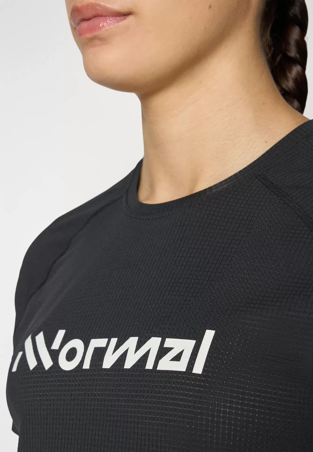 T-shirt preta com texto branco 'normal' no peito