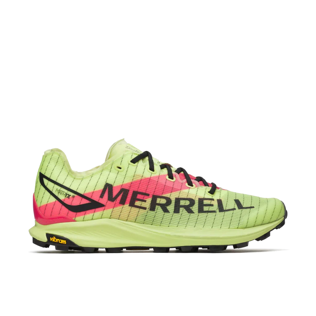 Tênis verde-lima e rosa Merrell com sola Vibram e inscrições laterais
