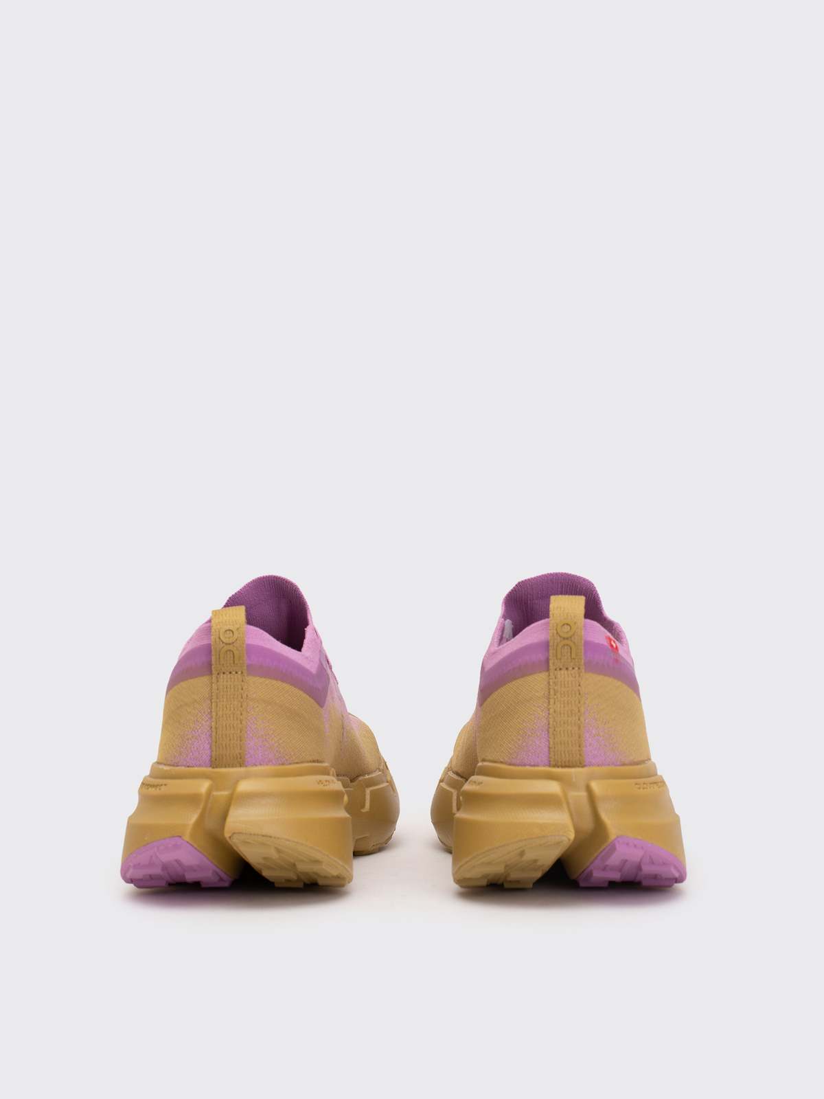 Ténis desportivos amarelo mostarda e rosa vistos de trás