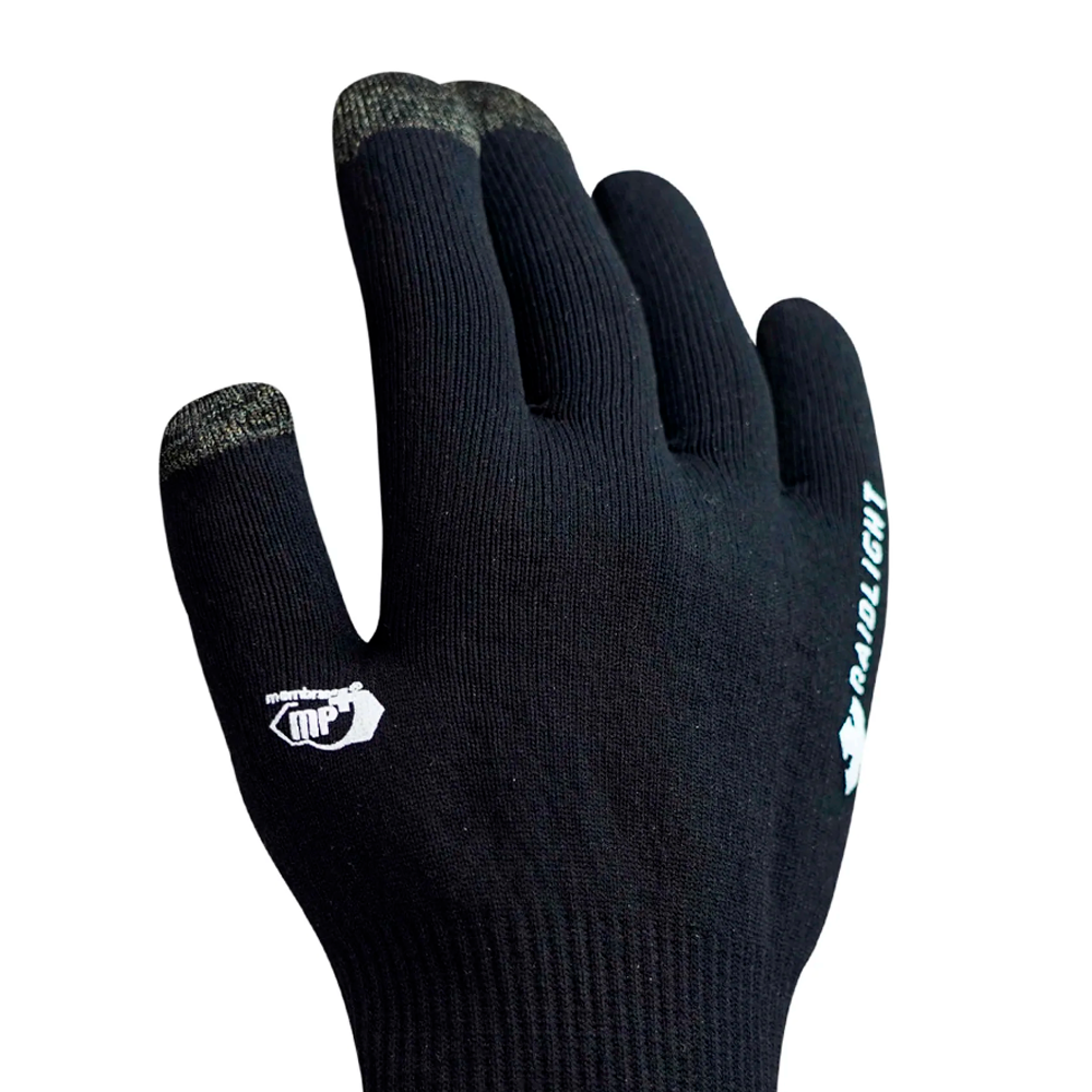 Luvas pretas com detalhes cinza e texto branco usadas numa mão