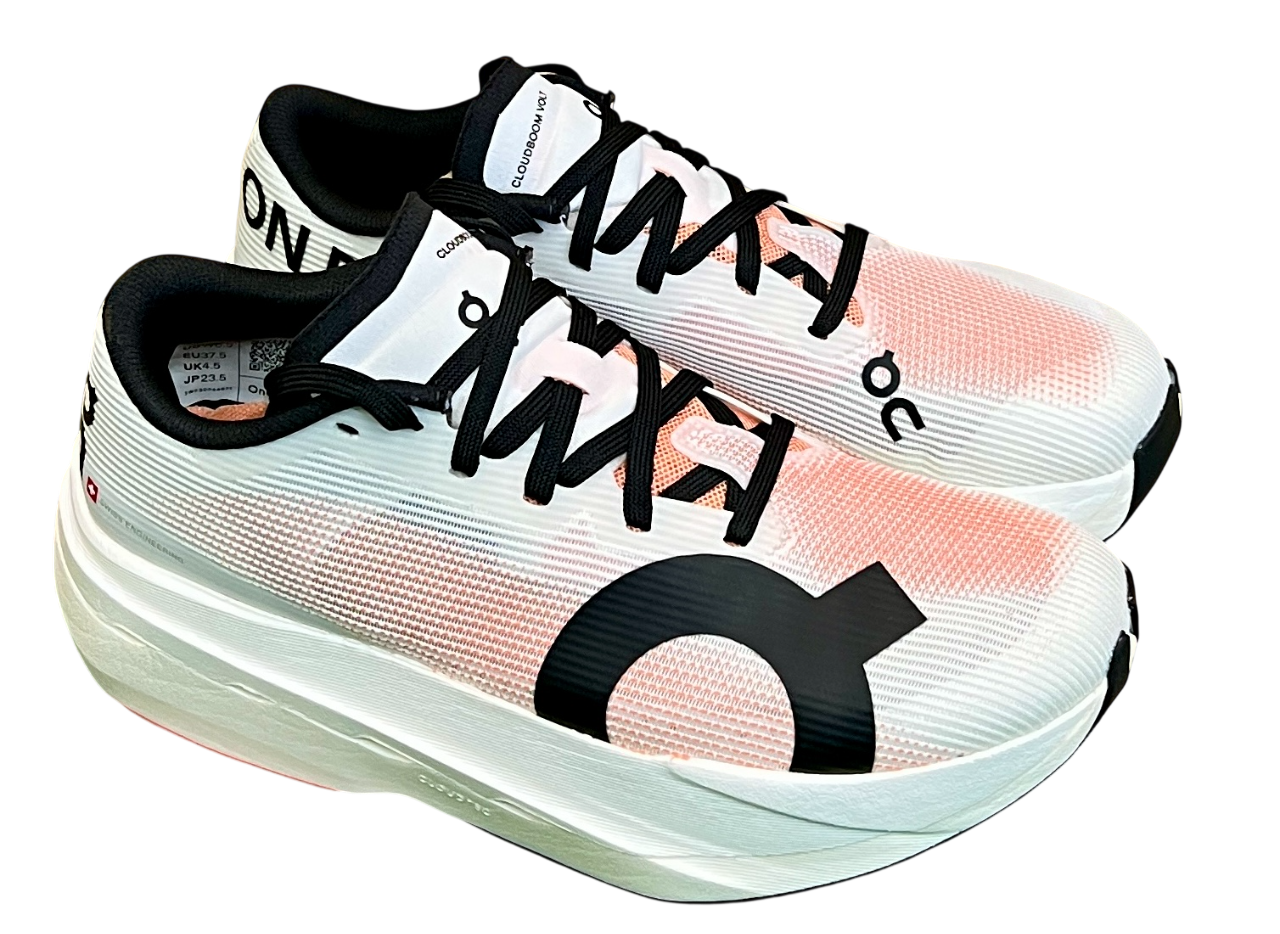 Sapatilhas desportivas brancas e cor-de-rosa com sola grossa e detalhes em preto