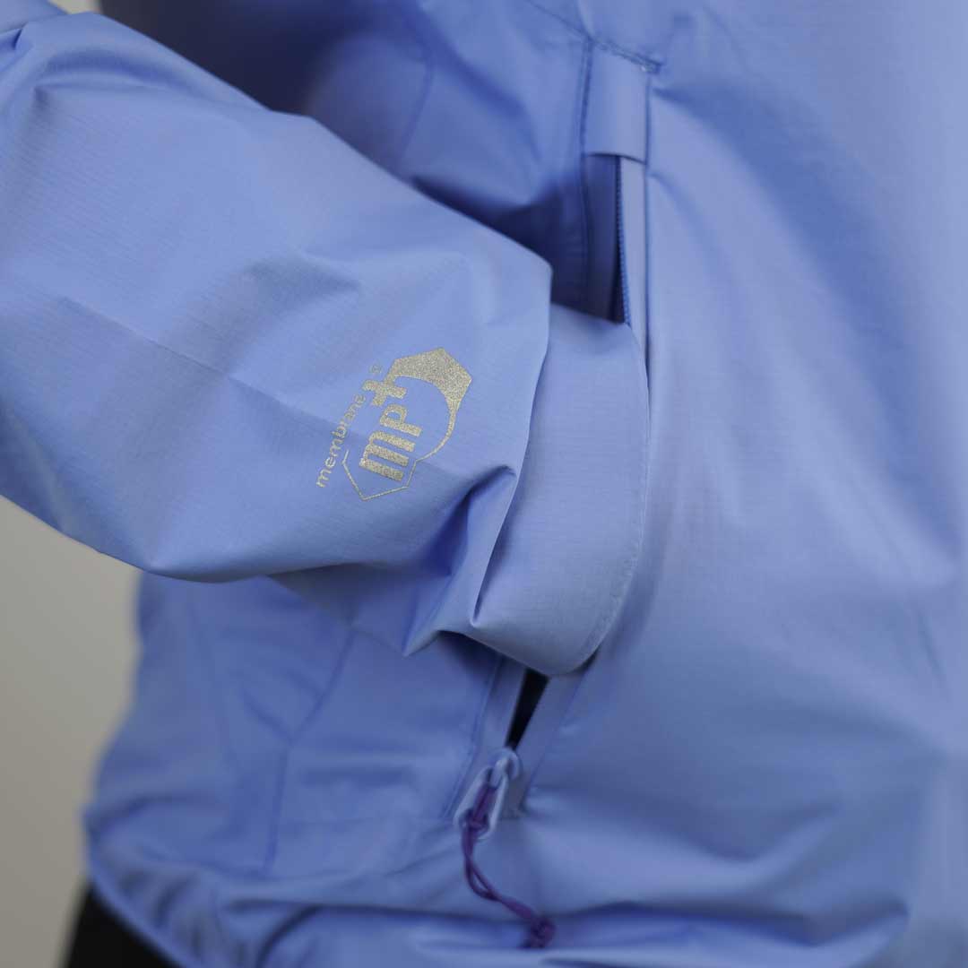 Casaco azul claro com fecho e detalhes de texto na manga