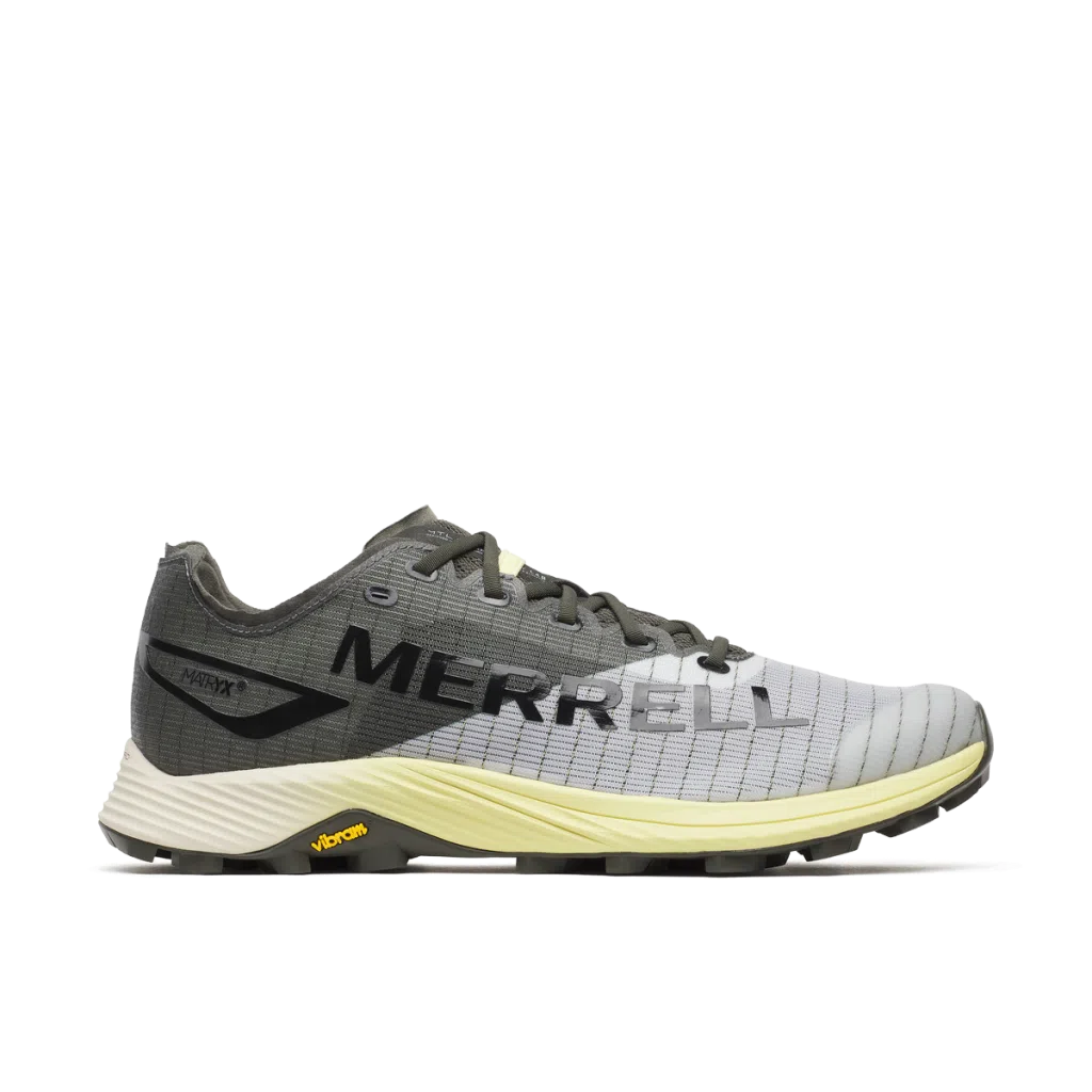 Tênis desportivo Merrell cinza e bege com sola Vibram