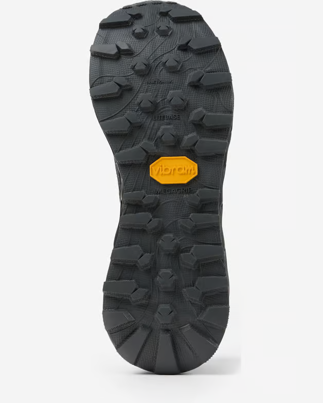 Sola preta de bota com etiqueta amarela vibram e textura antiderrapante