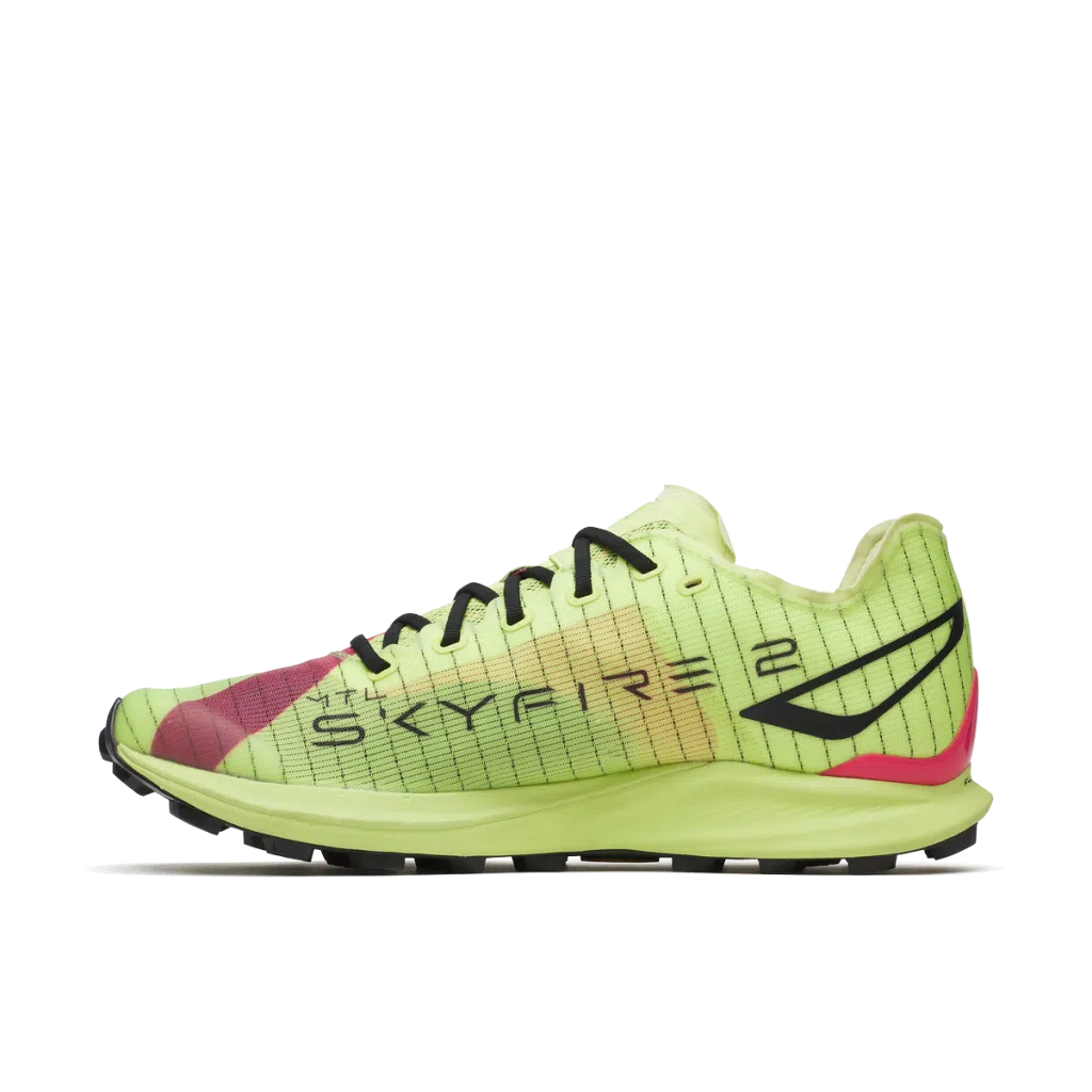 Ténis desportivos amarelo com texto SKYFIRE 2 e detalhes cor-de-rosa