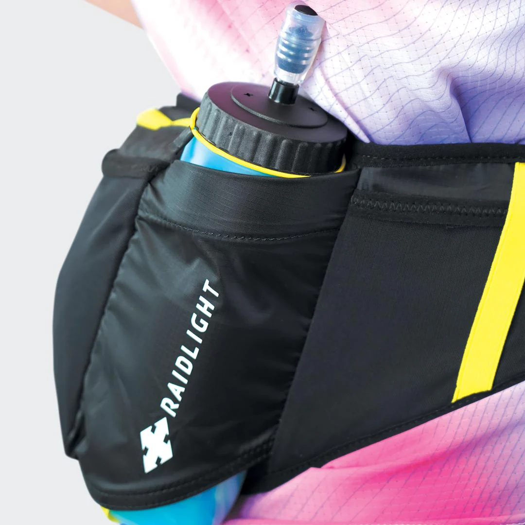 cinto desportivo preto com suporte para garrafa azul e detalhes amarelos