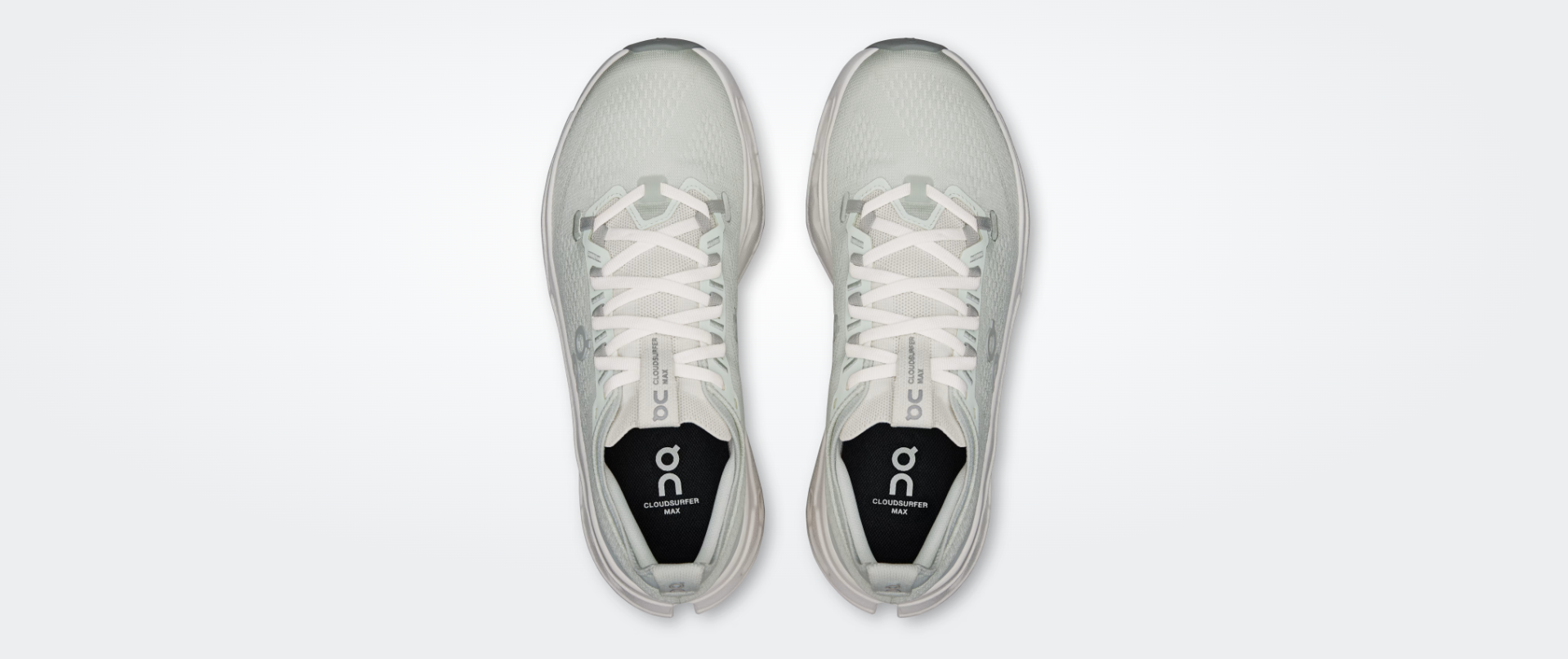 Ténis desportivos cinza claro com sola branca e detalhes brancos