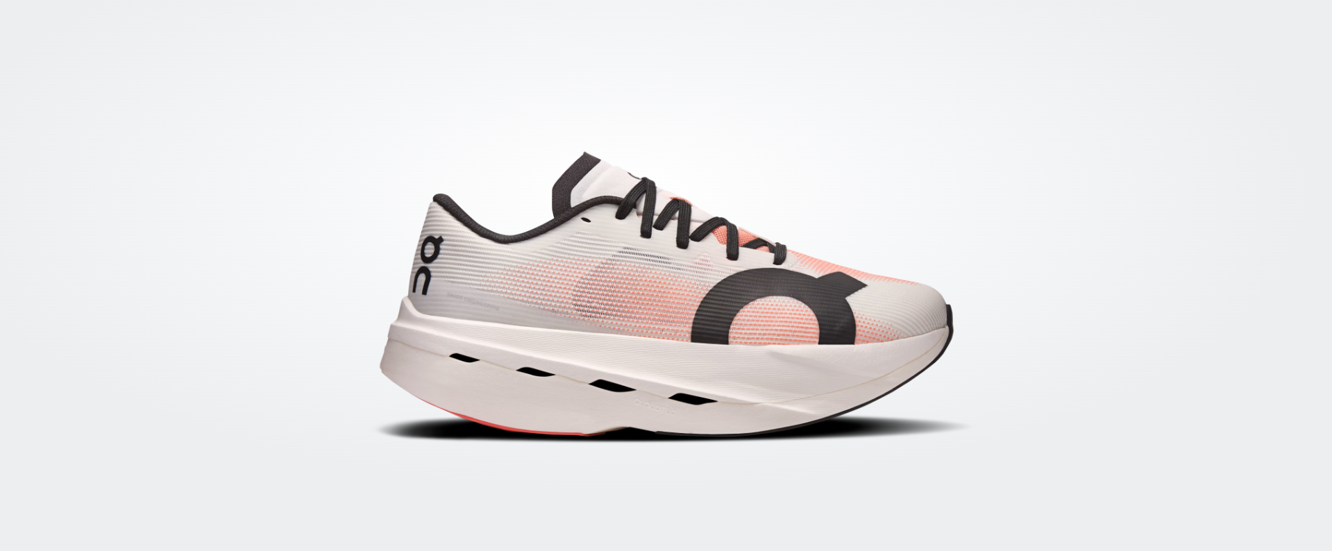 Ténis desportivo branco com detalhes em rosa e preto e sola espessa branca