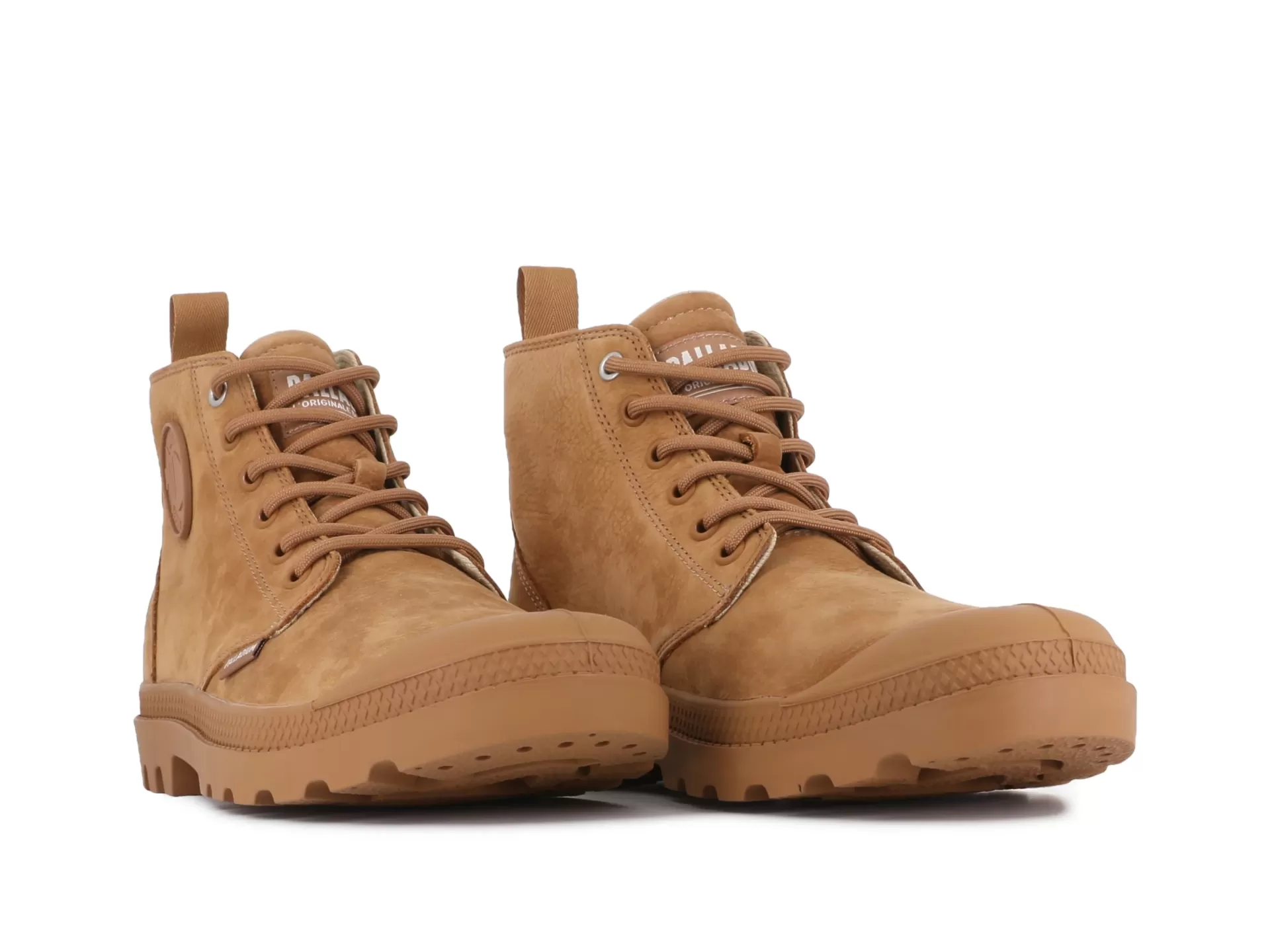 Botins castanhos claros em camurça com sola grossa e atacadores