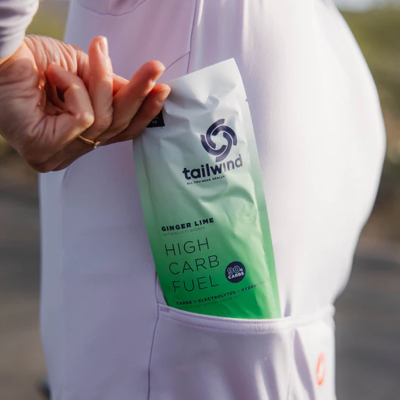 Pacote de combustível Tailwind High Carb Fuel gengibre lima no bolso lateral de roupa clara