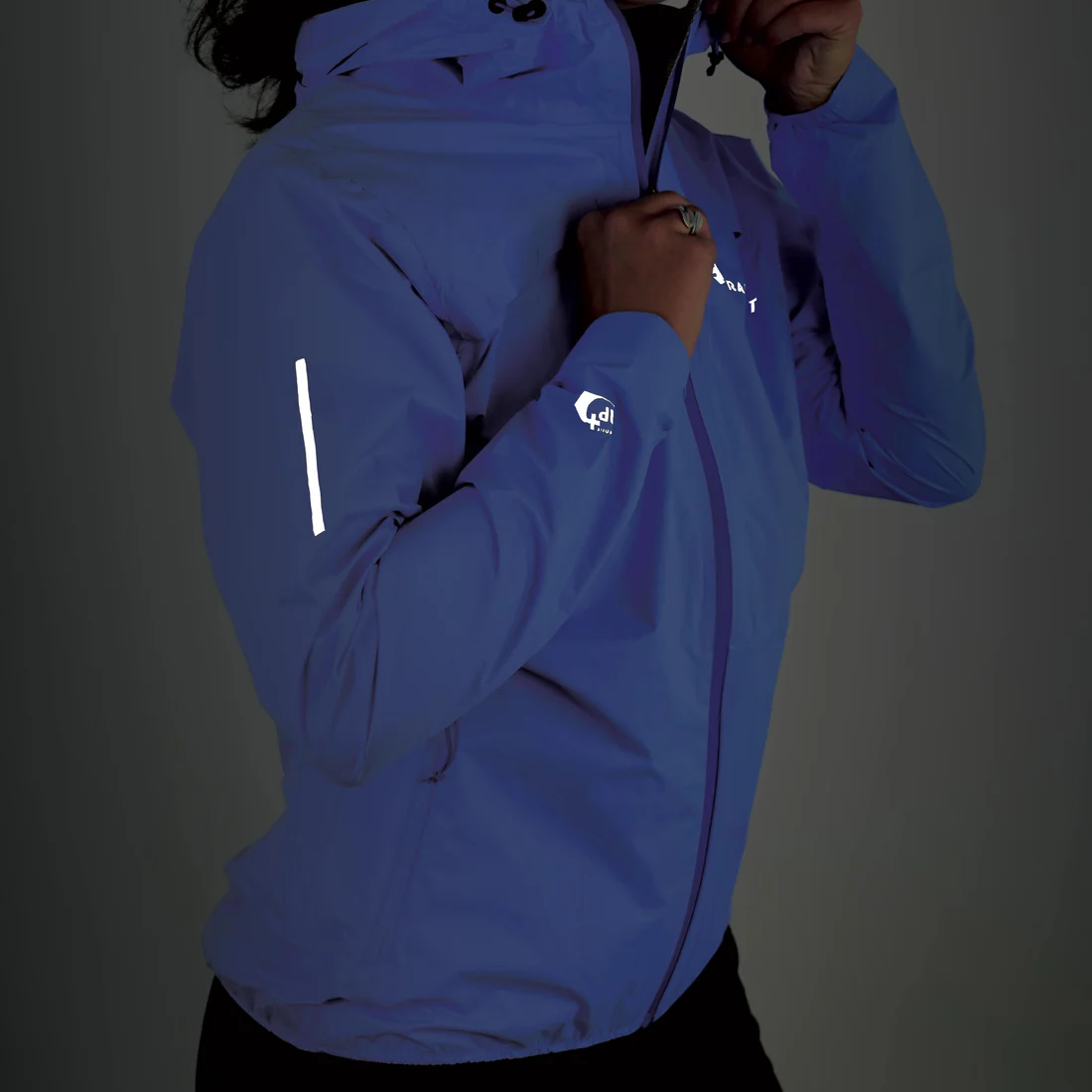 Casaco azul com fecho de correr e detalhes refletivos brancos