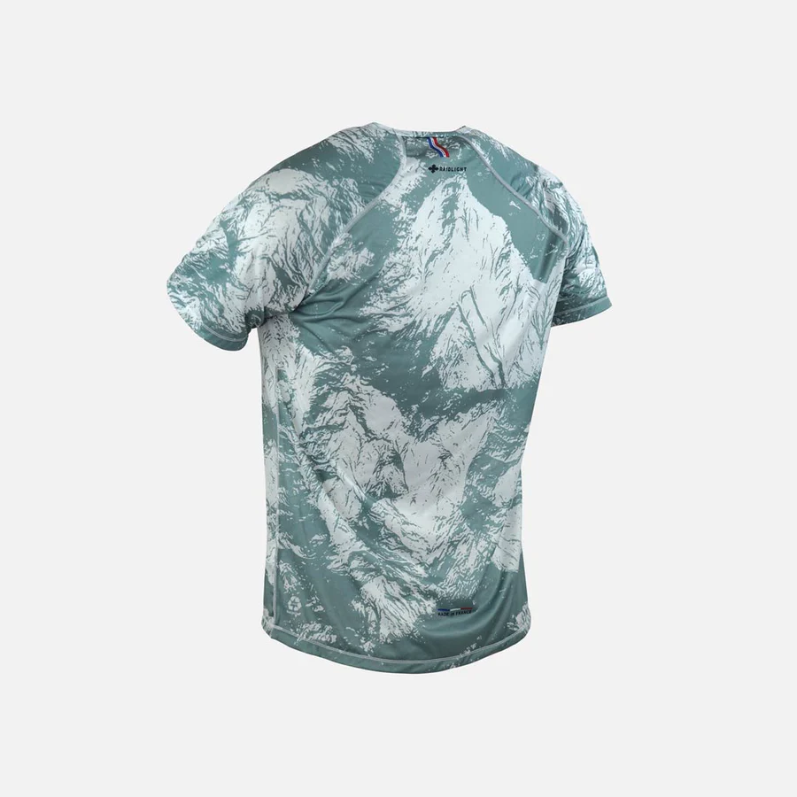 T-shirt verde-água e branco com padrão de montanhas e texto ADI FIGHT e MADE IN FRANCE