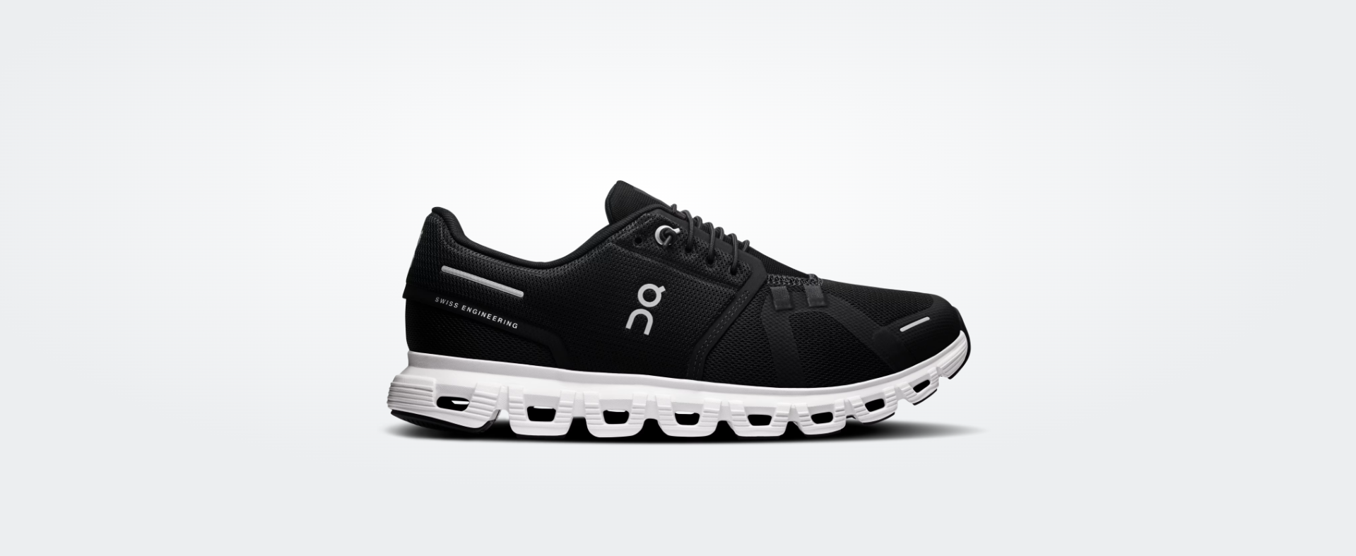 Ténis desportivo preto com sola branca e logo on branco