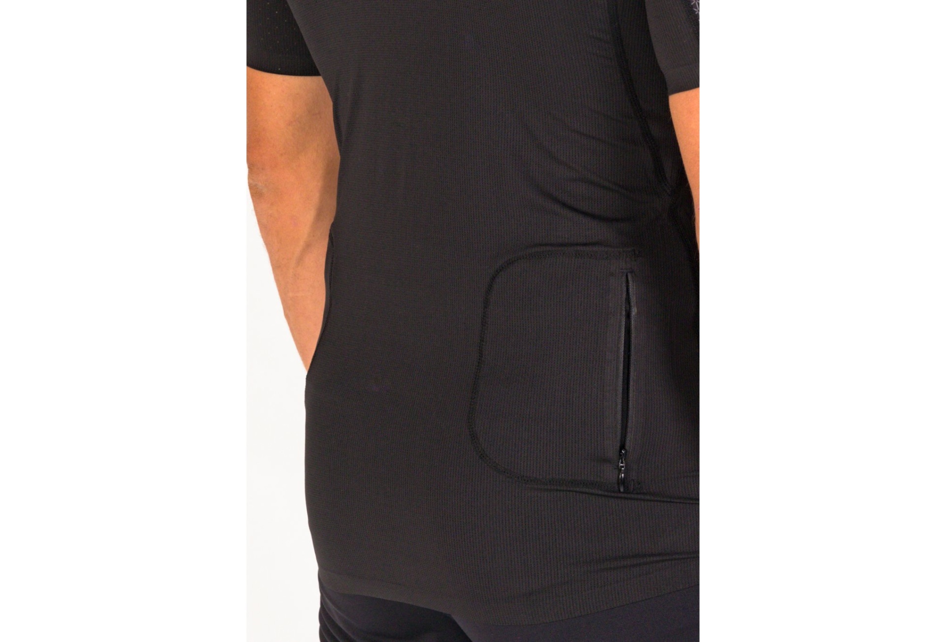 T-shirt preta com bolso de fecho na parte lateral