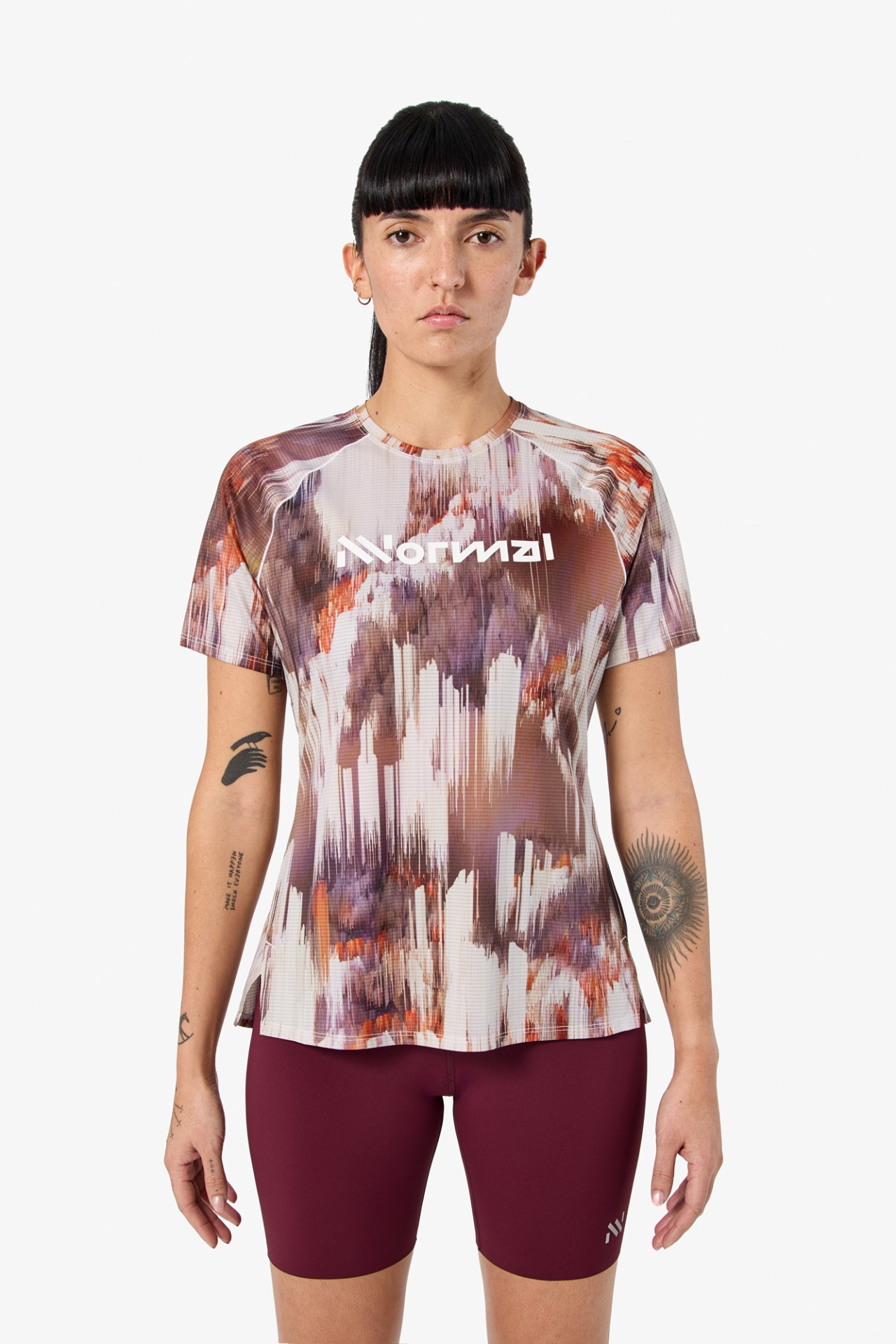 T-shirt desportiva colorida com padrão abstrato e texto INVORNMIL