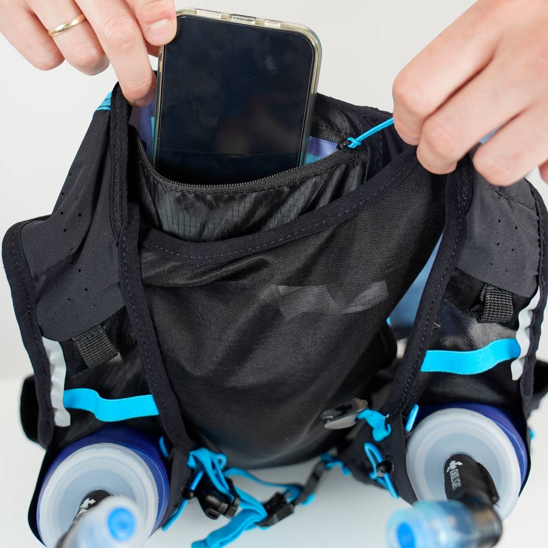 Mochila desportiva preta com bolsos azuis e garrafas