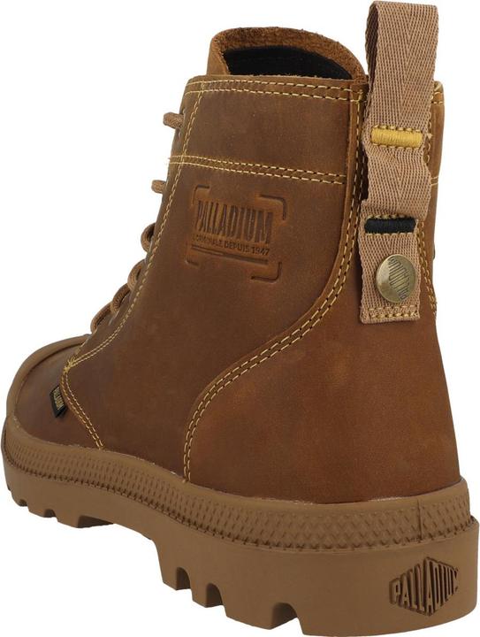 Bota de pele castanha com sola de borracha e etiqueta com botão na parte traseira