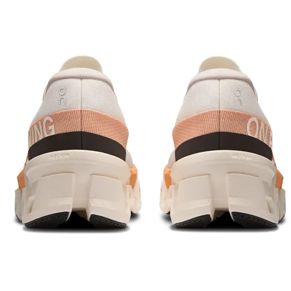 Ténis brancos e cor-de-rosa com sola robusta