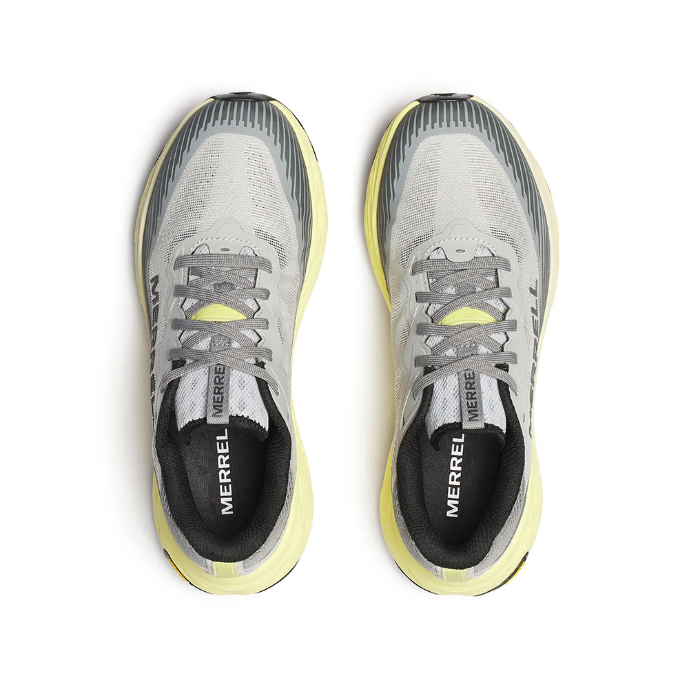 Tênis desportivos cinza e amarelos da marca MERRELL com sola amarela