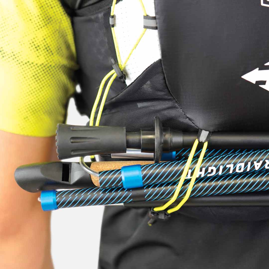 Bastão de caminhada dobrável preto com detalhes azuis e mochila preta com cordões amarelos