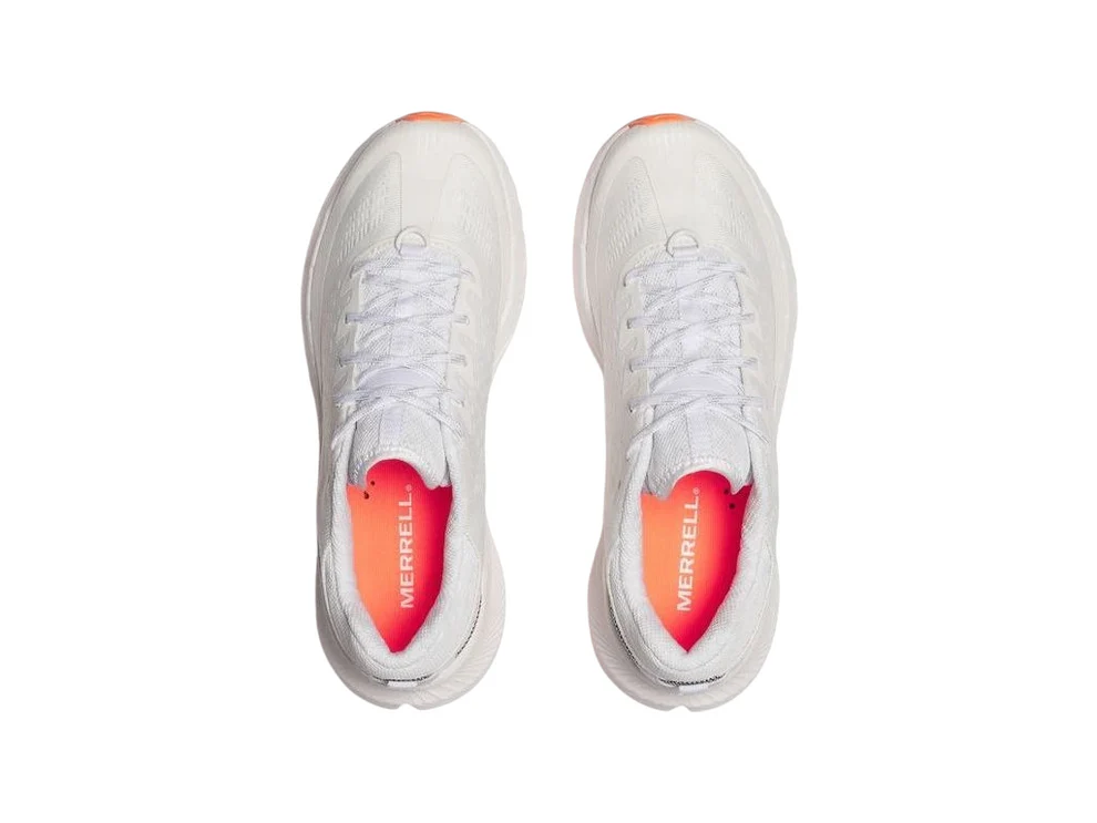Par de sapatilhas brancas Merrell vistas de cima