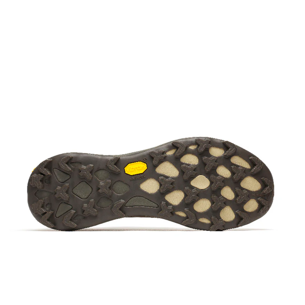 Solado de sapato em borracha preta com etiqueta amarela Vibram® MEGAGRIP