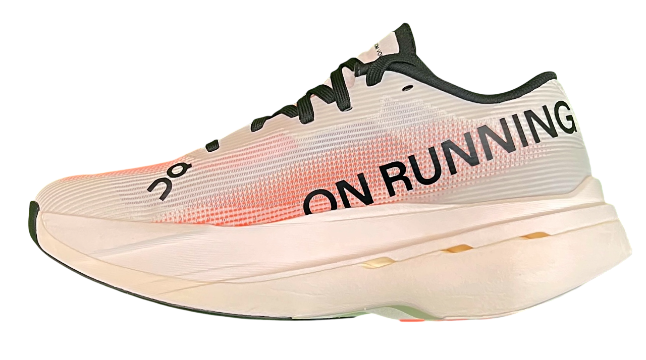 Ténis de corrida branco com detalhes laranja e preto e a inscrição ON RUNNING.