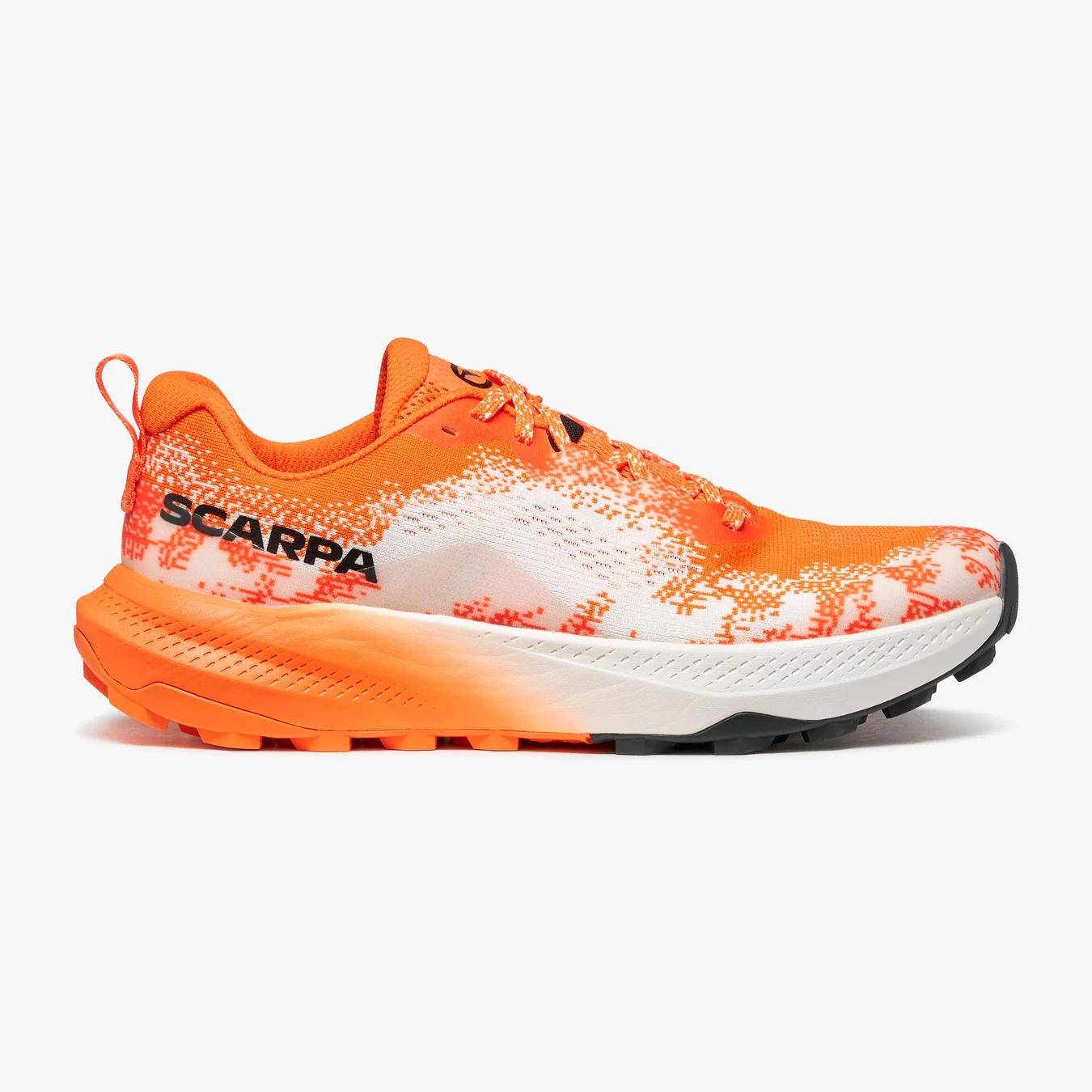 Ténis desportivo laranja e branco com logótipo SCARPA