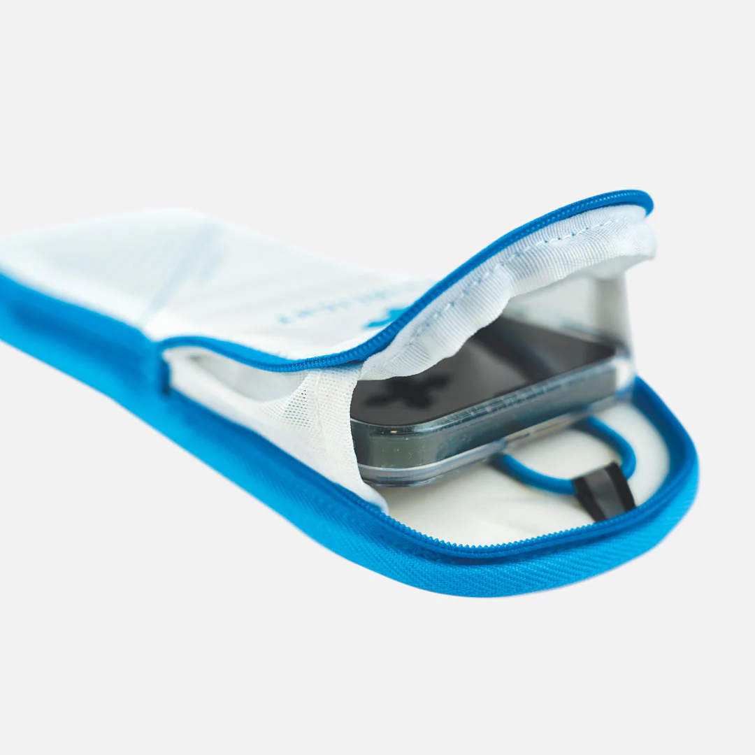 Bolsa protetora branca e azul com smartphone preto dentro