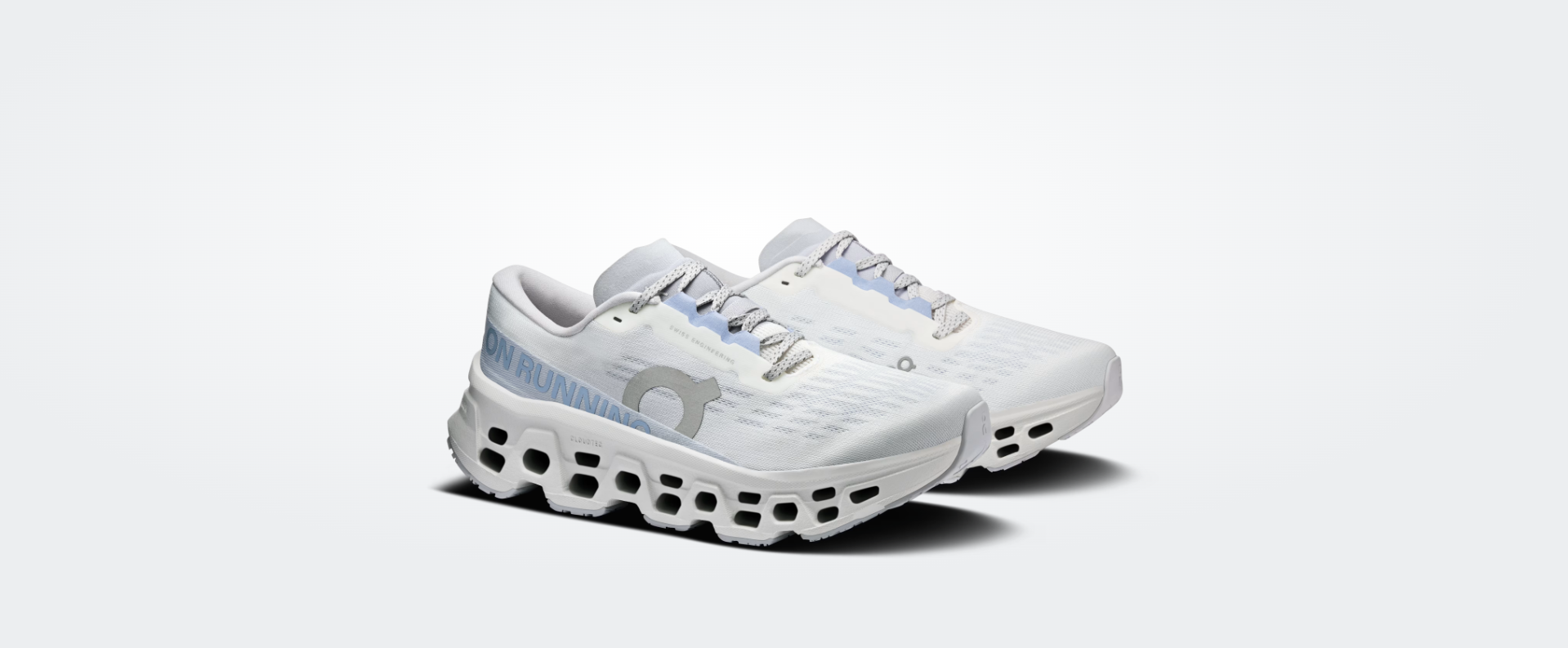 Sapatilhas de corrida brancas com sola recortada e texto ON RUNNING