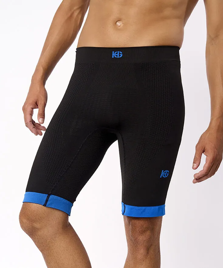 Calções desportivos pretos com punhos azuis e logo azul KG.
