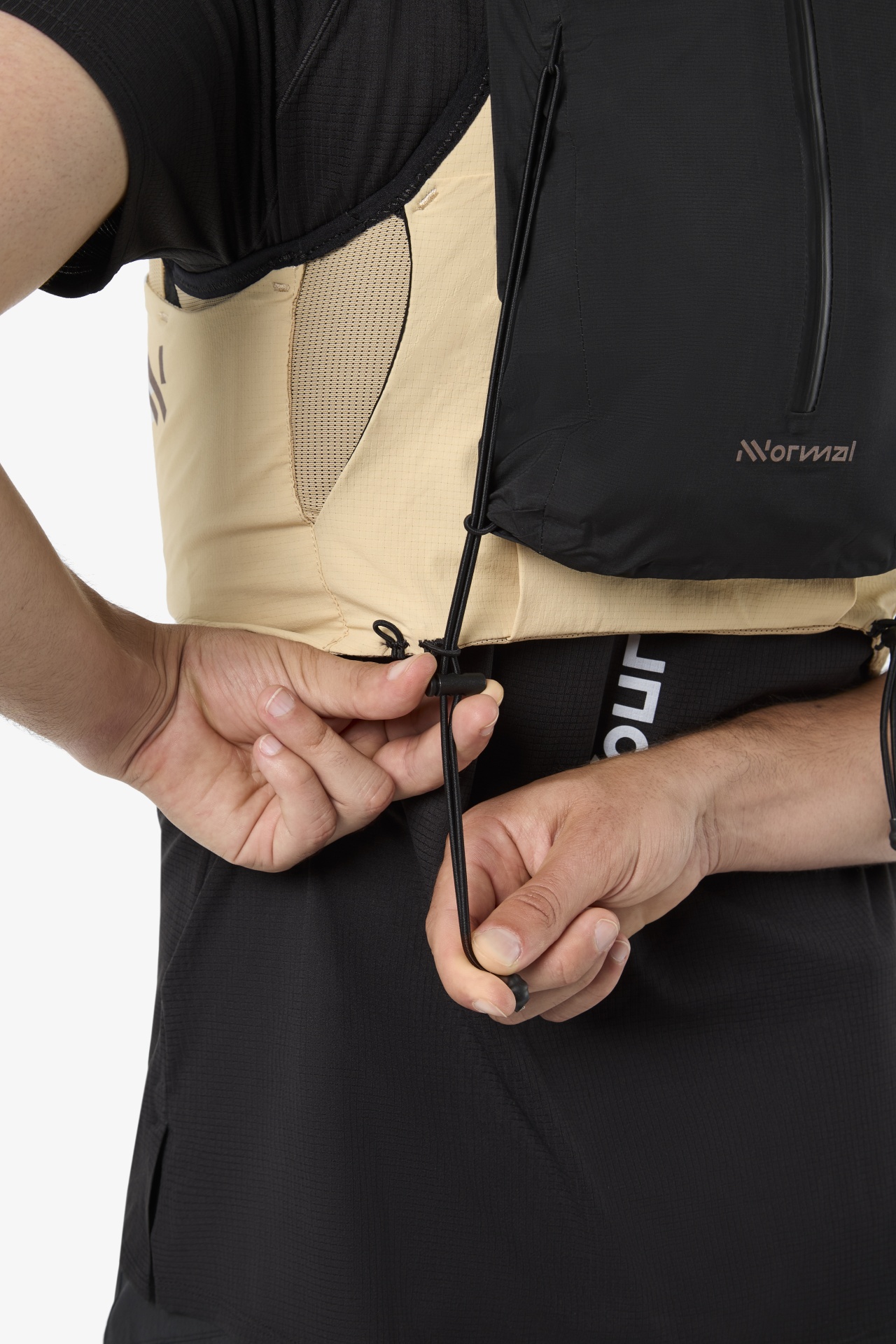 Colete desportivo bege com bolso preto e cordão de ajuste