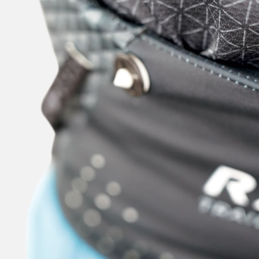 Bolsa preta com padrão geométrico cinza e fecho metálico