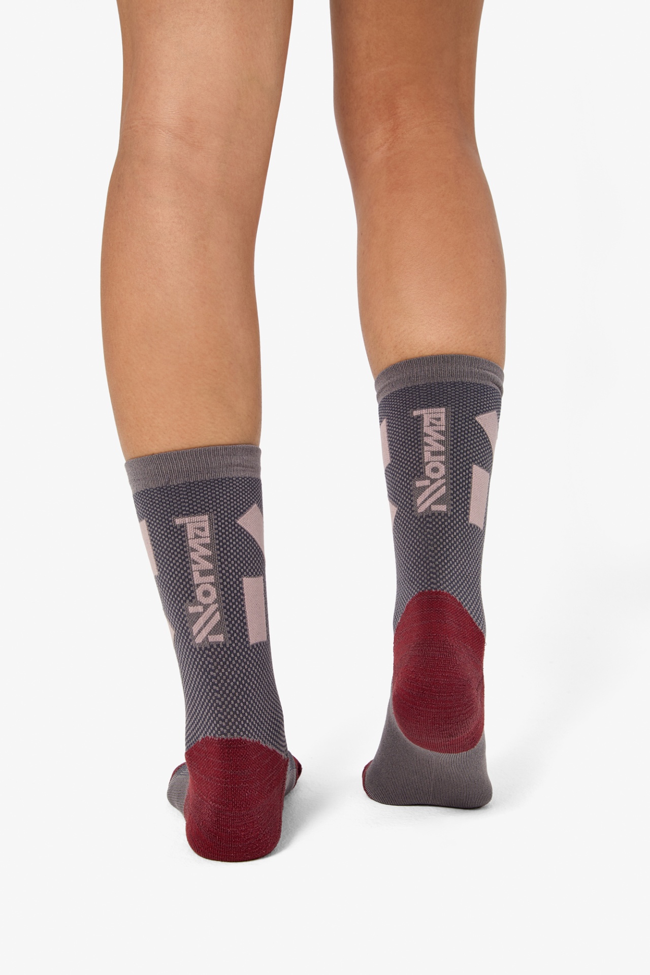 Meias desportivas cinza escuro com detalhes castanho-avermelhados nos calcanhares e logótipo NOVAA em bege