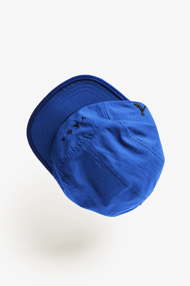 Boné azul com aba e letras YAGA